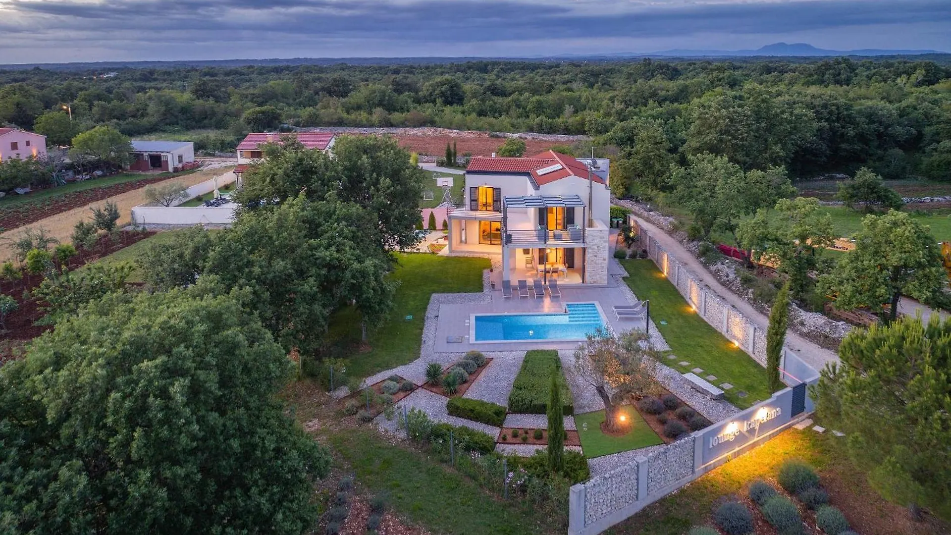 Villa Lounge Kapelana With Private Pool, Basketball, Volleyball & Football Juršići