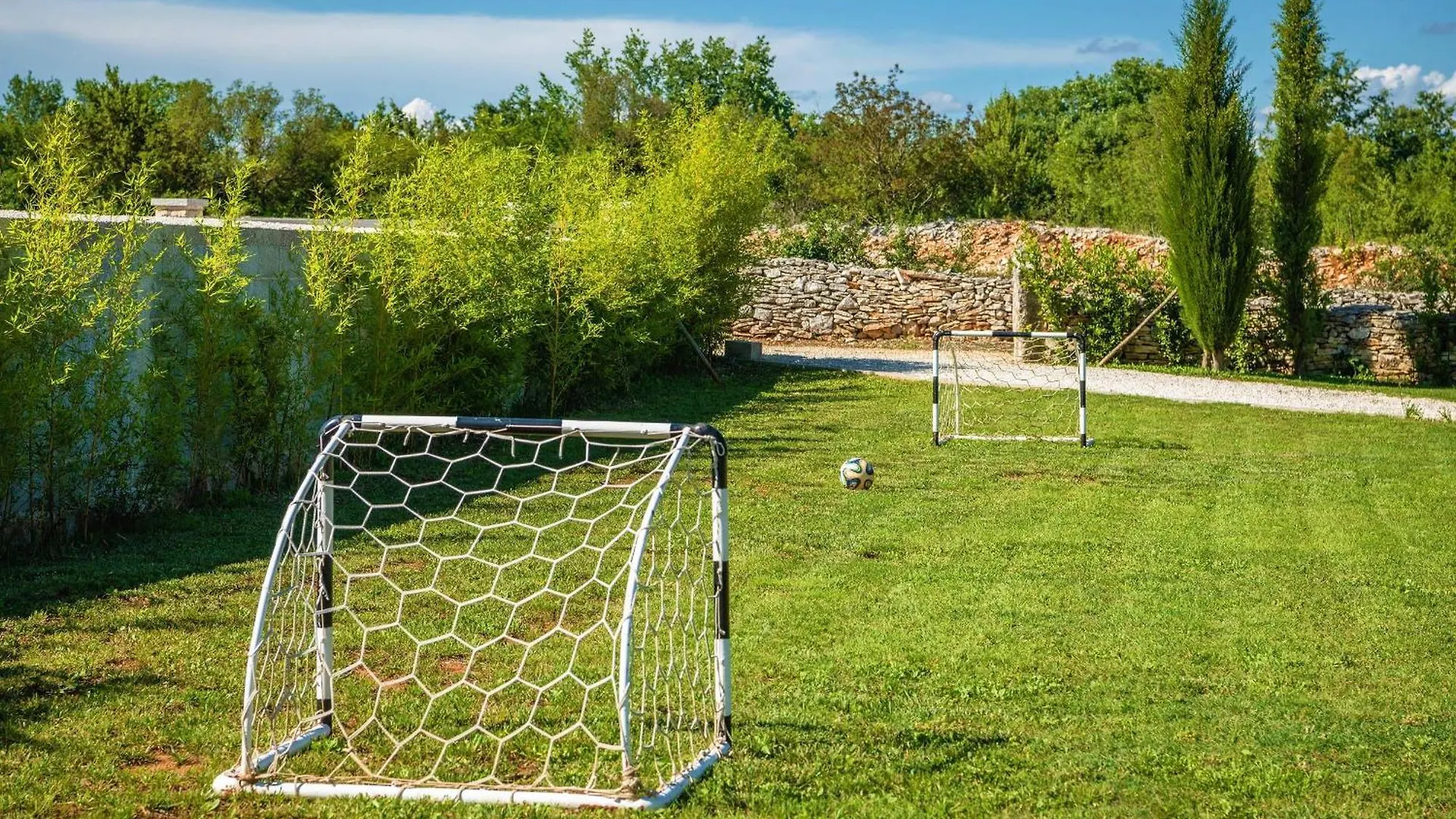 Villa Lounge Kapelana With Private Pool, Basketball, Volleyball & Football Juršići